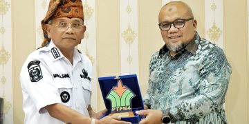 Pemkab simalungun terima bantuan 1 unit dump truk dari ptpn iv Pemkab simalungun terima bantuan 1 unit dump truk dari ptpn iv