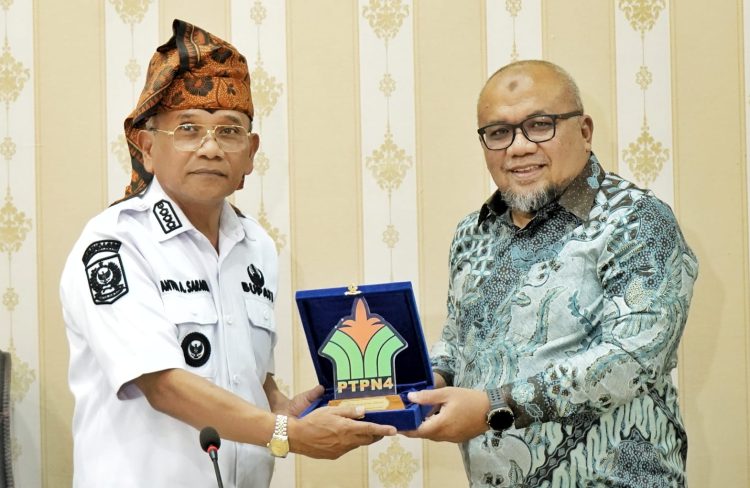 Pemkab simalungun terima bantuan 1 unit dump truk dari ptpn iv Pemkab simalungun terima bantuan 1 unit dump truk dari ptpn iv