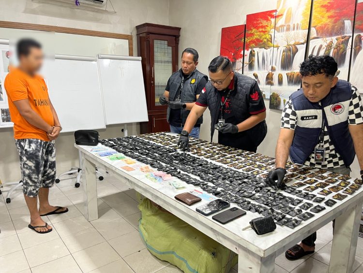 Satresnarkoba polrestabes medan ringkus kurir 450 pcs pod getar asal malaysia, sempat kejar - kejaran sejauh 5 kilometer Satresnarkoba polrestabes medan ringkus kurir 450 pcs pod getar asal malaysia, sempat kejar – kejaran sejauh 5 kilometer