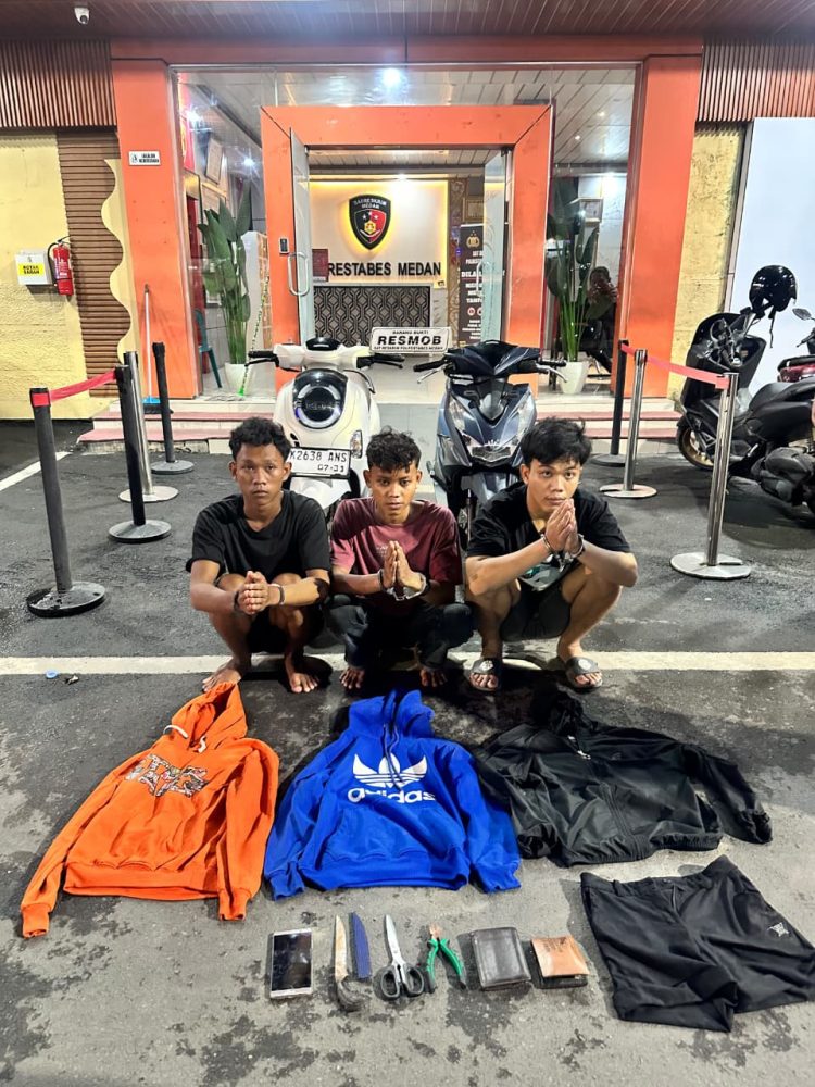 3 pria diduga spesialis begal di medan tembung ditangkap resmob satreskrim polrestabes medan, sudah beraksi di tiga tkp Tiga pria diduga spesialis begal di medan tembung ditangkap resmob satreskrim polrestabes medan, sudah beraksi di tiga tkp