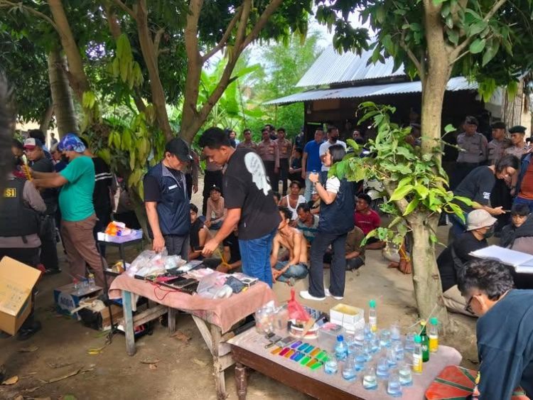 Brimob sumut bersama ditresnarkoba polda sumut gerebek sarang narkoba di bagan percut, 36 orang diamankan