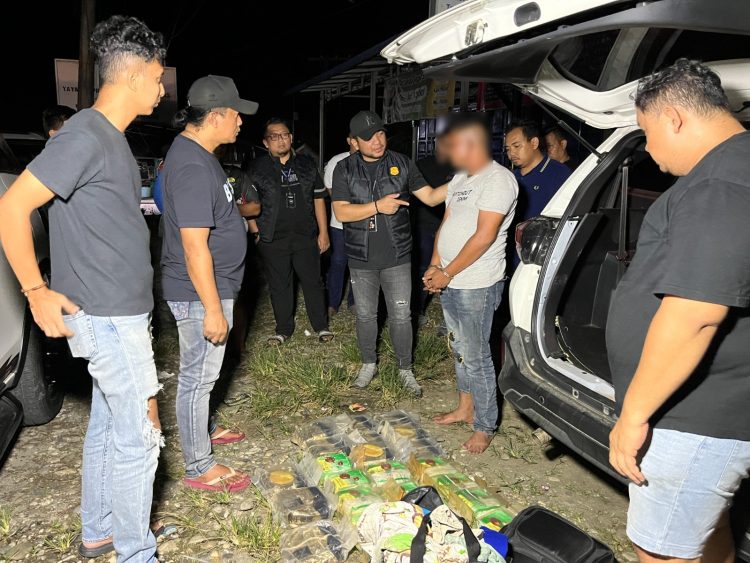 Satresnarkoba polrestabes medan gagalkan pengiriman sabu ke palembang, diwarnai aksi kejar-kejaran Satresnarkoba polrestabes medan gagalkan pengiriman sabu ke palembang, diwarnai aksi kejar-kejaran