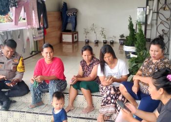 Bhabinkamtibmas polsek siantar martoba bantu pendataan parlinsos warga jalan tangki
