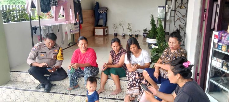 Bhabinkamtibmas polsek siantar martoba bantu pendataan parlinsos warga jalan tangki